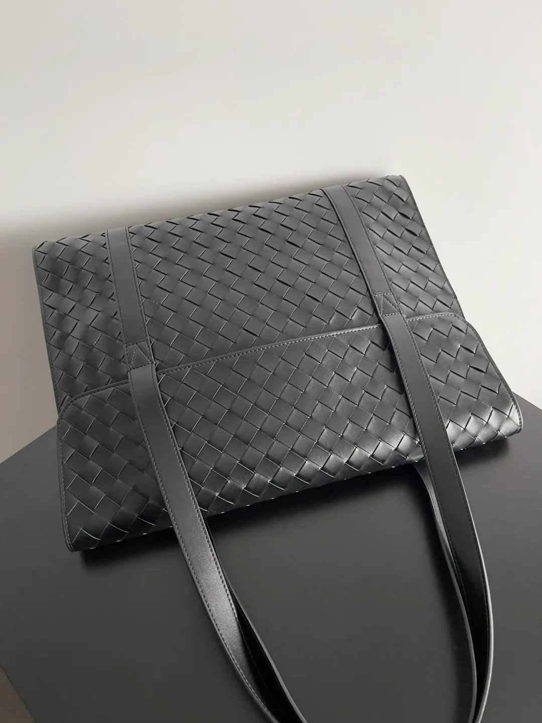Batch 2460 Bottega Veneta's new men's Portfolio bag is a multi-functional and fashionable men's bag woven with cowhide, equipped with 1 internal zipper pocket and 2 flat pockets. It is absolutely no problem to store laptops, files and iPads. It is different from traditional briefcases. It is fashionable and versatile, and can be worn in formal or casual wear. It is super practical, extremely cost-effective, and feels practical minimalism! Style number: 795102 Size: 41*32*8cm